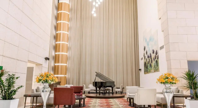 Mövenpick Hotel Amman, Забронировать Отель Отели Аммана 5 звезд, рядом с The Tube Lounge Sports Bar, 5*