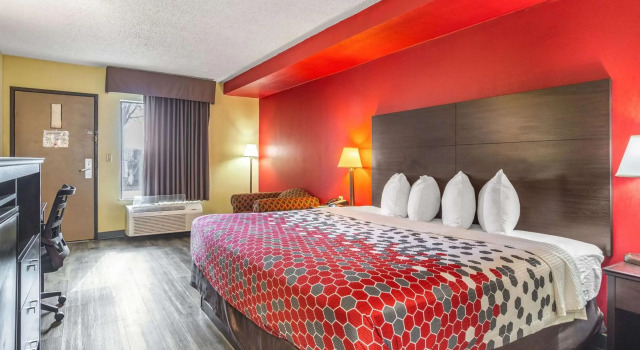 Econo Lodge & Suites Clarksville near Governors Square Mall