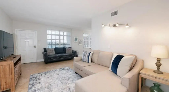 NEW Beach Condo 5 min walk to the Beach Sleeps 9