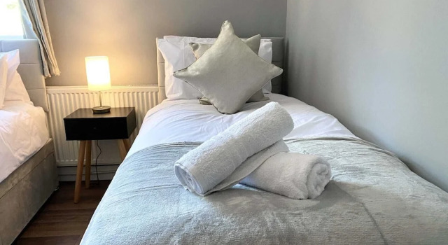 2 Bed Town Centre Free Park Wi-Fi Garden, Забронировать Апартаменты/квартира Отели Эйлсбери с парковкой, рядом с Музей графства Бакингемшир, Парковка