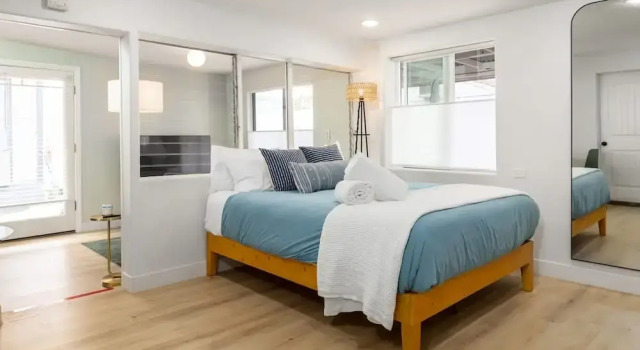 Studio In Carlsbad Village, Забронировать Дом для отпуска Виллы Карлсбад, рядом с New Village Arts Theatre, Вилла