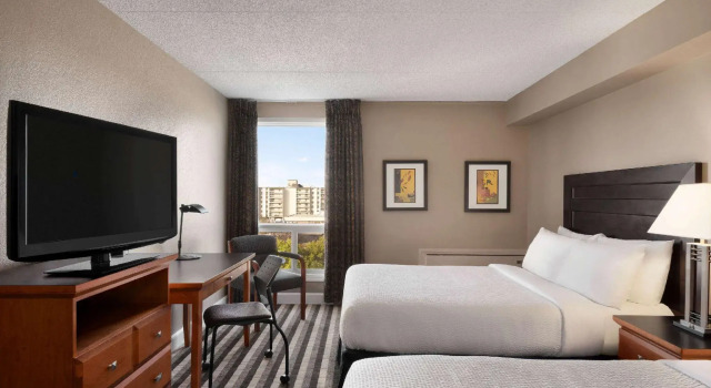 Четырёхместный номер Standard Royal Hotel Regina, Trademark Collection by Wyndham