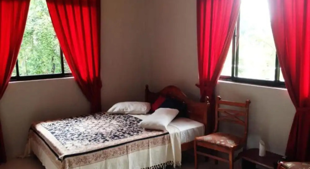 Кровать в общем номере Kandy View Hotel