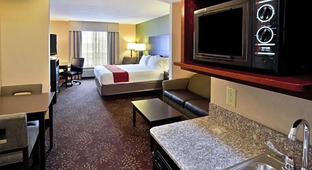 Люкс c 1 комнатой Holiday Inn Express Hotel & Suites Woodhaven by IHG