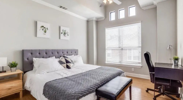 Gorgeous Oak Lawn Townhouse KING BEDS, Забронировать Отель Даллас Dallas - Fort Worth Metropolitan Area, рядом с Lee Park