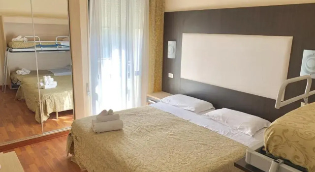 Четырёхместный номер Standard с балконом Hotel Baby
