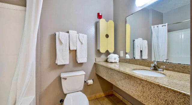 Четырёхместный люкс Standard OYO Townhouse Beaumont Medical Center Area I-10
