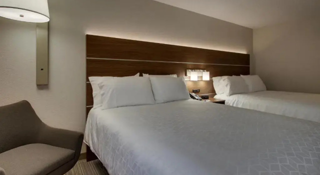 Четырёхместный номер Standard Holiday Inn Express Voorhees/ Mt. Laurel by IHG