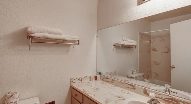 Четырёхместный номер Standard с видом на бассейн Desert Hot Springs Spa Hotel