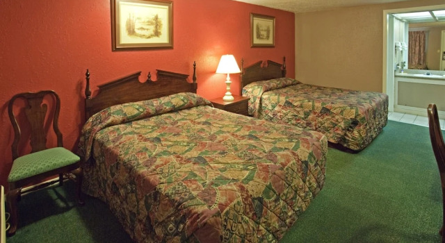 Четырёхместный номер Standard с балконом Americas Best Value Inn Lansing