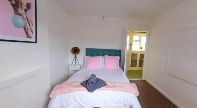 Коттедж 4 Bed - 2 Baths 1 Walk in Shower Lots of Parking