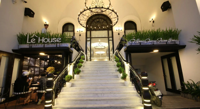 Le House Boutique Hotel - 100m to the beach, Забронировать Бутик-отель Отели Дананга муниципалитета с парковкой, Парковка