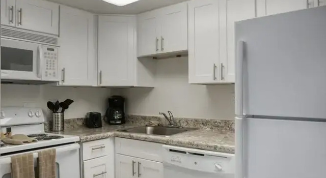 210 Fully Furnished 1BR Suite-Prime Location! by RedAwning, Забронировать Апартаменты/квартира Апартаменты Пруда в Темпе, Апартаменты/квартира