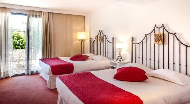 Трёхместный номер Standard с видом на сад Avignon Grand Hotel