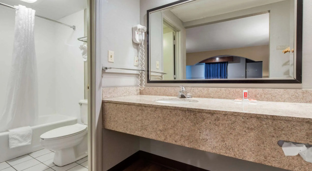 Четырёхместный номер Standard Econo Lodge Aiken Central