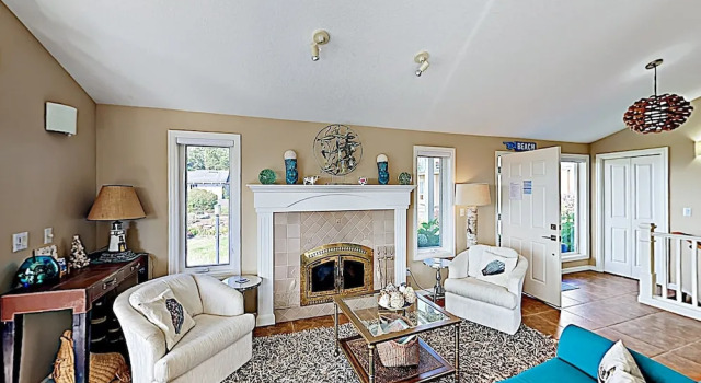 Stunning Coastal Getaway W/ Firepit, Walk To Beach 3 Bedroom Home, Book Feriehus Sommerhuse i Oceanside, Hytte