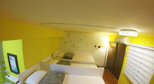 Кровать в общем номере с красивым видом из окна Cape 42 Hostel I
