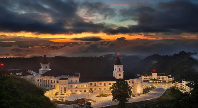 Номер Deluxe с частичным видом Отель Twin Lakes Hotel Tagaytay