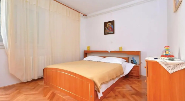 Awesome Home in Omis With Wifi and 3 Bedrooms, Book Hotel Hoteller i Split Region med parkering, Parkering