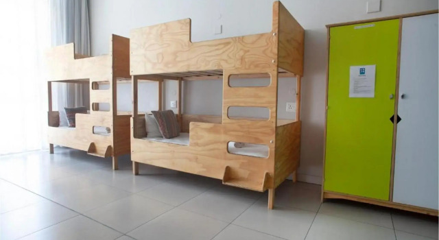 Кровать в общем номере Mojo Hotel