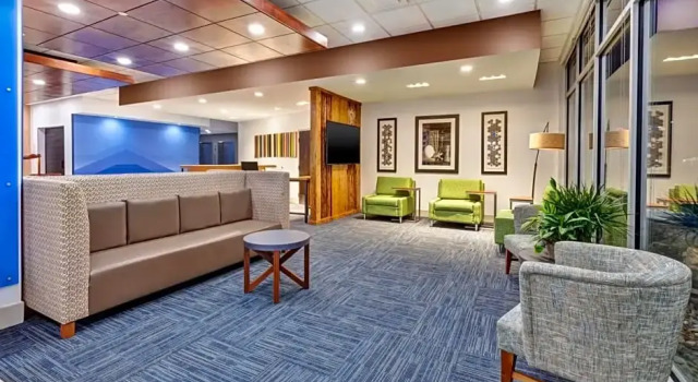 Holiday Inn Express & Suites Milan - Sandusky Area, Rezerwuj Hotel Hotele i noclegi w Milan, Hotel