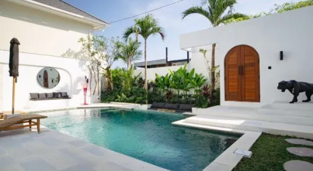 Modern Luxury Villa with Pool 400m to Beach, Book Villa Sommerhuse i Cemagi, Hytte
