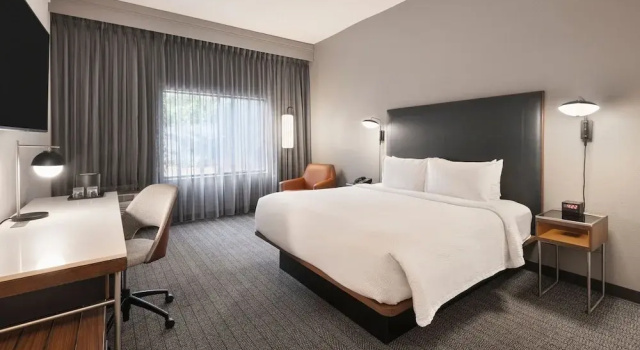 Двухместный номер Standard с балконом Courtyard by Marriott Burlington