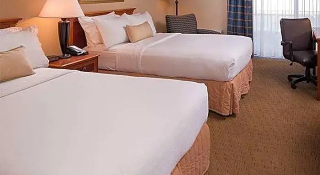 Четырёхместный номер Deluxe с видом на бассейн Ramada by Wyndham Midtown Grand Island