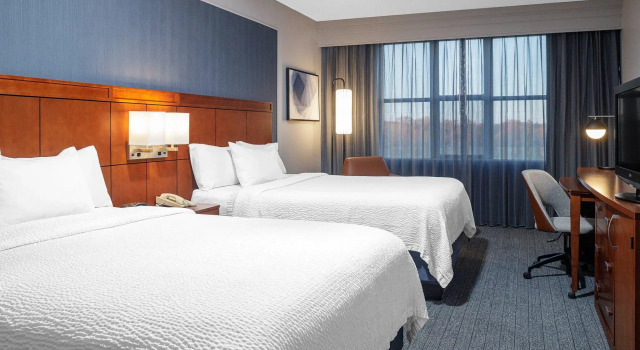 Четырёхместный номер Standard Courtyard by Marriott Long Island MacArthur Airport