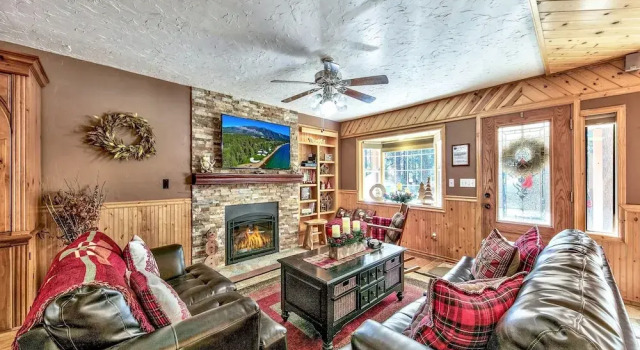 2556h Lazy Bear's Den 2 Bedroom Cottage by RedAwning