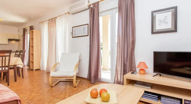 Apartment 600 m From a Nice Beach in the Cute Silo With Shared Swimming Pool, Varaa Huoneisto Hotellit Kvarner Islands uima-altaalla, Uima-allas