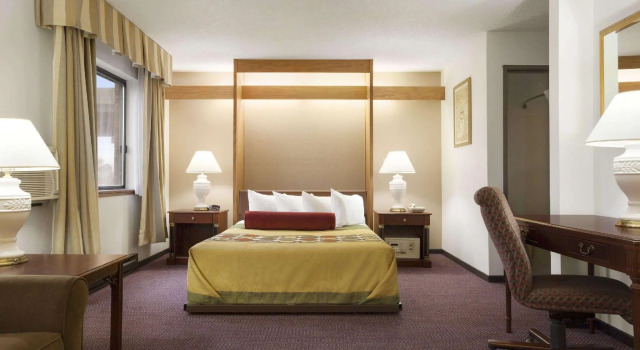 Двухместный люкс Super 8 by Wyndham Milwaukee Airport