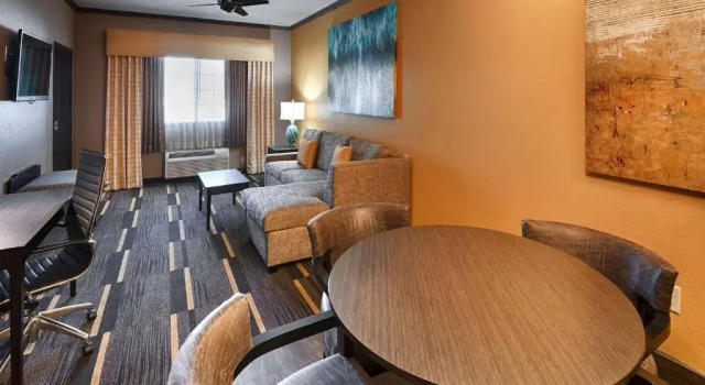 Люкс Deluxe Best Western Plus Emerald Inn & Suites