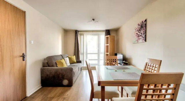 Cosy Apartment with Balcony, Close to City Centre, Забронировать Апартаменты/квартира Апартаменты Эдинбурга, рядом с The City of Edinburgh Council, Апартаменты/квартира