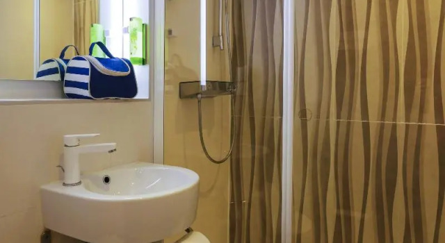 Четырёхместный семейный номер Standard greet Hotel Marseille Provence Aéroport