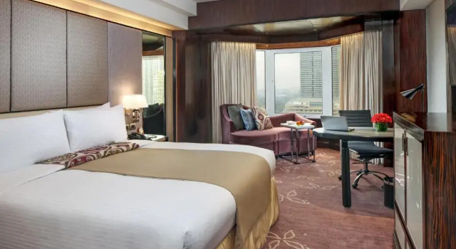 Двухместный номер Premier с видом на бассейн Diamond Hotel Philippines