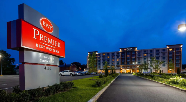 Кровать в общем номере Cottonwood Airport & Expo Hotel Louisville
