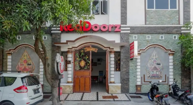 RedDoorz near Stasiun Purwosari, Buchen Sie Hotel Purwosari Central Java