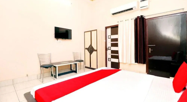 Hotel Pushp Vatika by OYO Rooms, Забронировать Отель Бивани штат Харьяна