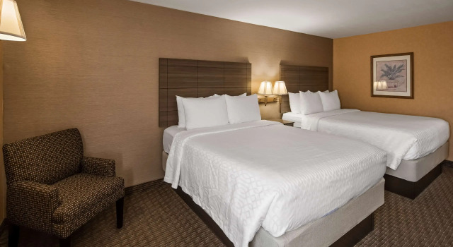 Четырёхместный номер Standard Best Western Plus North Canton Inn & Suites