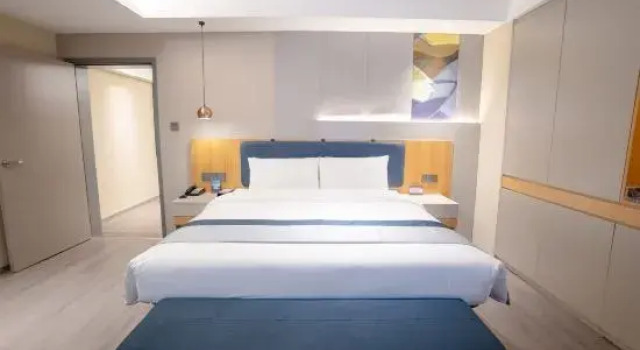 Люкс Homeinn Selected Hotel (Tumxuk Nanjing Street)