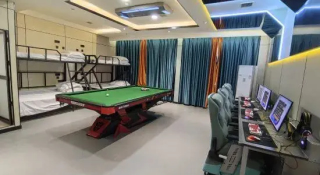 Кровать в общем номере Jinzuo E-sports Homestay (Linyi Huitong Darunfa)