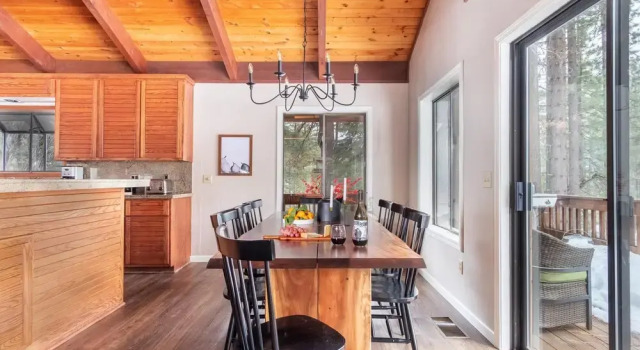 Tarly - Serene Cabin w Two Patios & Hot Tub in Incline Village, Забронировать Отель Инклайн-Виллидж North Lake Tahoe