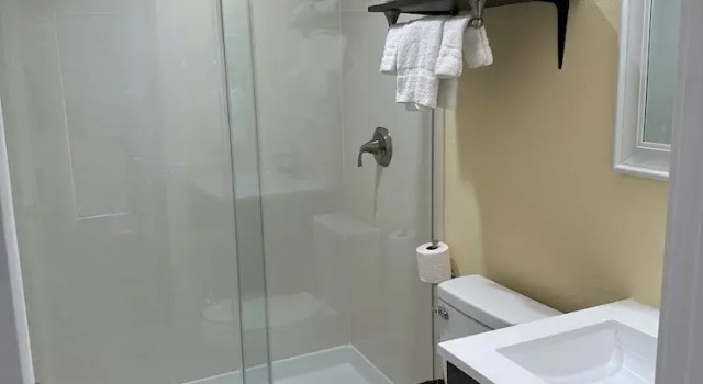 Четырёхместный номер Superior Relax Inn of Medford