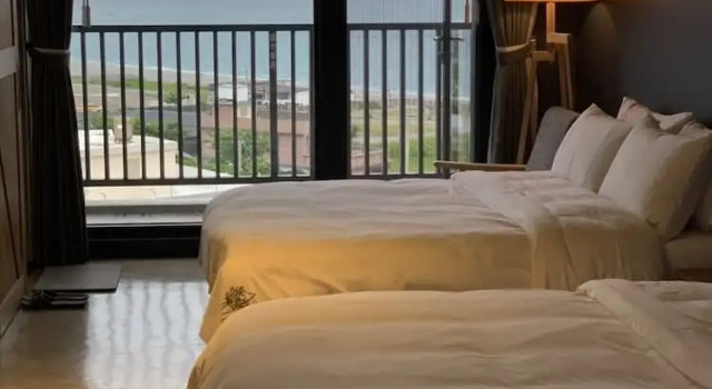 Четырёхместный номер Deluxe с балконом и с видом на океан Come Sit Hostel