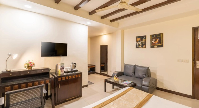 Lime Stays B&B GK-2 at Greater Kailash Metro South Delhi nearby Saket Select City, Забронировать Отель Отели Нью-Дели с завтраком, Завтраки