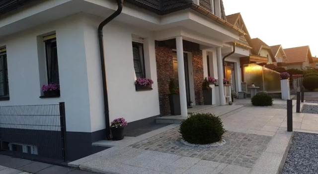 K40, Book Hotel  