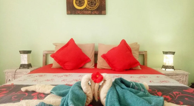 Naturale Guest House, Забронировать Гостевой дом Отели Лембонган с парковкой, рядом с Пляж Нуса Лембонган, Парковка