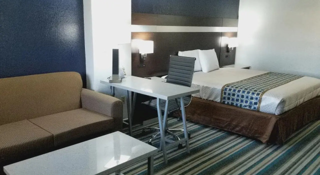 Двухместный люкс HomeBridge Inn and Suites