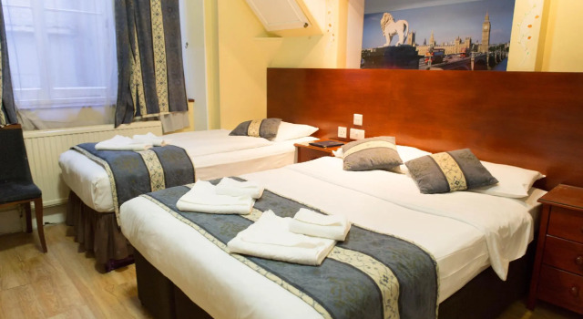 Трёхместный номер Dolphin Hotel